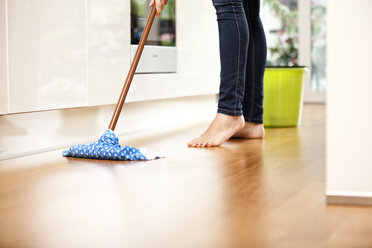 Woman wiping the floor - MFRF000366