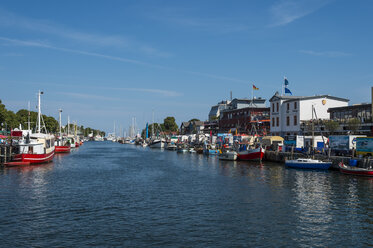 Deutschland, Warnemünde, Alter Kanal, Warnow und Fischerboote - FRF000304