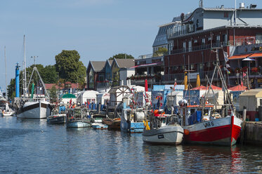 Germany, Warnemuende, Old Channel, Warnow river and fishing boats - FRF000305