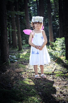 Kleines Mädchen als Fee verkleidet im Wald - VTF000433