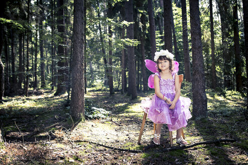 Kleines Mädchen als Fee verkleidet im Wald - VTF000435