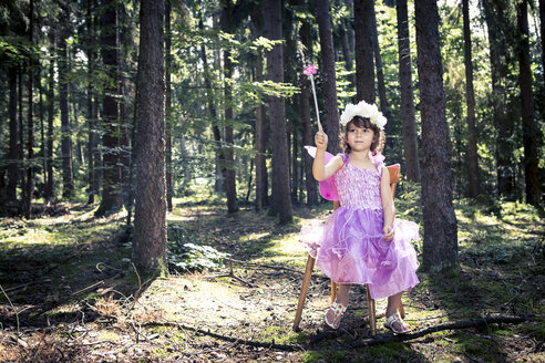 Little girl dressed as a fairy in the woods - VTF000436