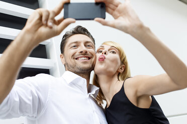 Paar macht ein Selfie mit Smartphone - PESF000030