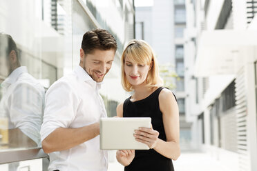 Zwei Geschäftspartner suchen nach einem digitalen Tablet - PESF000042
