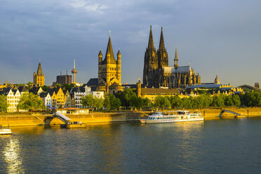 Deutschland, Köln, Blick auf Rathaus, Colonius, Großer St. Martin, Kölner Dom, Altstadt am Fluss, Rhein am Abend - WGF000690
