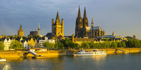 Deutschland, Köln, Blick auf Rathaus, Colonius, Großer St. Martin, Kölner Dom, Altstadt am Fluss, Rhein am Abend - WGF000691