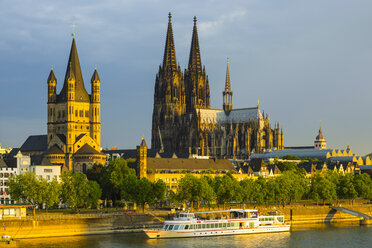 Deutschland, Köln, Blick auf Groß St. Martin, Kölner Dom, Altstadt am Fluss, Rhein am Abend - WGF000692