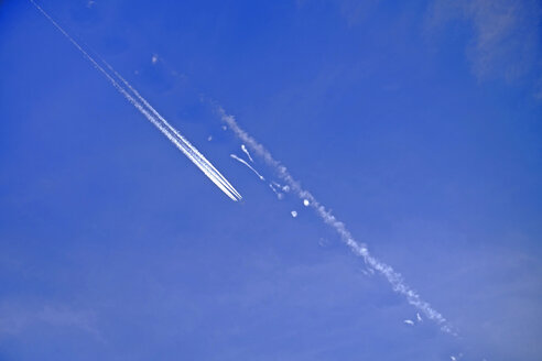 Jet trails in the sky - HLF000920