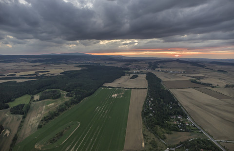 Deutschland, Luftaufnahme des nördlichen Harzvorlandes in der Abenddämmerung, lizenzfreies Stockfoto