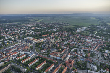 Deutschland, Luftaufnahme von Halberstadt am Abend - PVCF000530