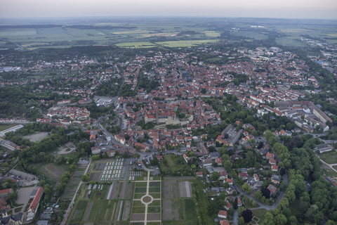 Deutschland, Luftaufnahme von Quedlinburg am Abend, lizenzfreies Stockfoto