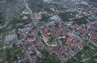 Deutschland, Luftaufnahme von Quedlinburg mit Stiftskirche am Abend - PVCF000534