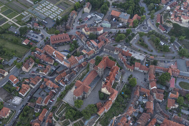 Deutschland, Luftaufnahme von Quedlinburg mit Stiftskirche am Abend - PVCF000535