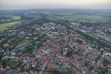 Deutschland, Luftaufnahme von Quedlinburg mit der Nikolaikirche am Abend - PVCF000536