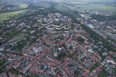 Deutschland, Luftaufnahme von Quedlinburg mit der Nikolaikirche am Abend - PVCF000537