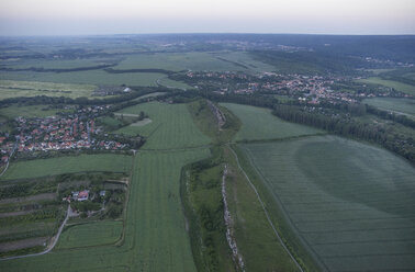 Deutschland, Luftaufnahme der Teufelsmauer bei Weddersleben in der Abenddämmerung - PVCF000538