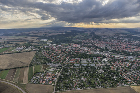 Deutschland, Luftaufnahme von Quedlinburg am Abend - PVCF000541