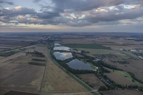 Deutschland, Wegeleben, Luftaufnahme einer wassergefüllten Kiesgrube am Abend, lizenzfreies Stockfoto
