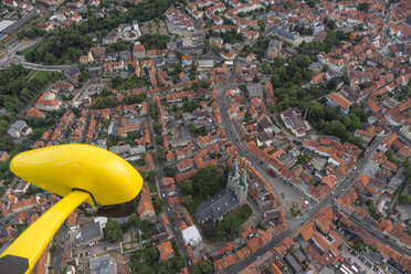 Deutschland, Luftaufnahme von Quedlinburg mit gelbem Fahrwerk im Vordergrund - PVCF000550