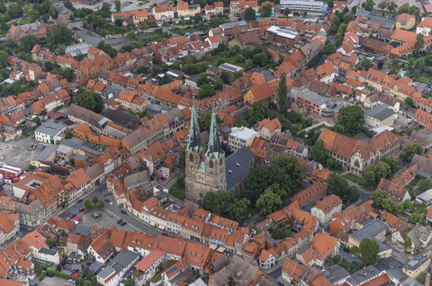 Deutschland, Luftaufnahme von Quedlinburg mit der Nikolaikirche am Abend, lizenzfreies Stockfoto