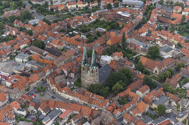 Deutschland, Luftaufnahme von Quedlinburg mit der Nikolaikirche am Abend - PVCF000556