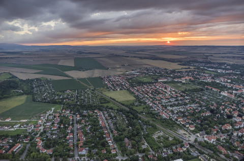Deutschland, Luftaufnahme von Halberstadt in der Abenddämmerung, lizenzfreies Stockfoto