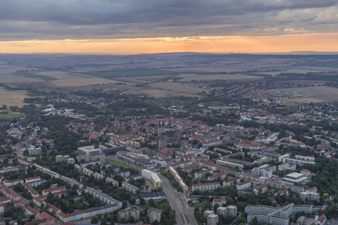 Deutschland, Luftaufnahme von Halberstadt in der Abenddämmerung, lizenzfreies Stockfoto