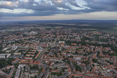 Deutschland, Luftaufnahme von Halberstadt am Abend - PVCF000563