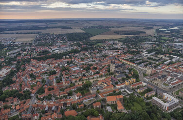 Deutschland, Luftaufnahme von Halberstadt in der Abenddämmerung - PVCF000565