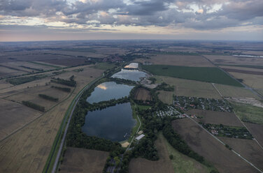 Deutschland, Wegeleben, Luftaufnahme einer wassergefüllten Kiesgrube am Abend - PVCF000567