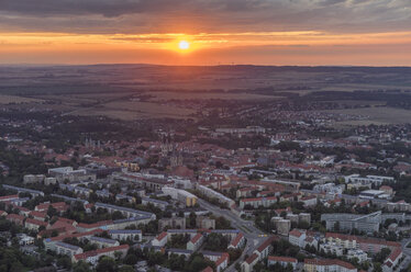 Deutschland, Luftaufnahme von Halberstadt bei Sonnenuntergang - PVCF000568