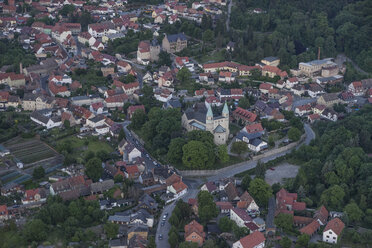 Deutschland, Luftaufnahme von Gernrode mit Stiftskirche St. Cyriakus am Abend - PVCF000570