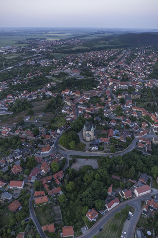 Deutschland, Luftaufnahme von Gernrode mit Stiftskirche St. Cyriakus am Abend, lizenzfreies Stockfoto