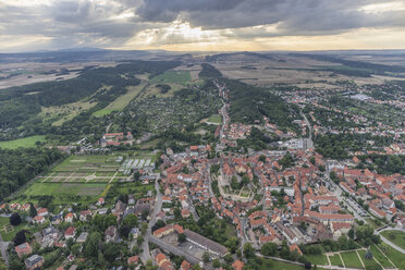 Deutschland, Luftaufnahme von Quedlinburg mit Stiftskirche am Abend - PVCF000573