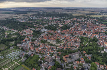Deutschland, Luftaufnahme von Quedlinburg am Abend - PVCF000576