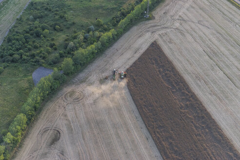 Deutschland, Luftaufnahme eines Mähdreschers bei der Arbeit auf einem Feld - PVCF000578