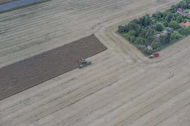 Deutschland, Luftaufnahme eines Mähdreschers bei der Arbeit auf einem Feld - PVCF000604