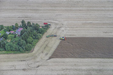 Deutschland, Luftaufnahme eines Mähdreschers bei der Arbeit auf einem Feld - PVCF000603