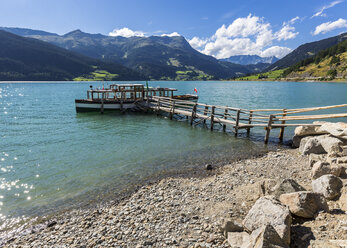 Italien, Südtirol, Provinz Vinschgau, Reschensee, Boot am Steg - STS000840