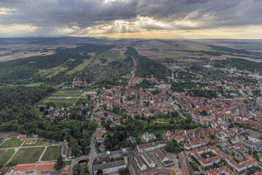 Deutschland, Luftaufnahme von Quedlinburg am Abend - PVCF000586