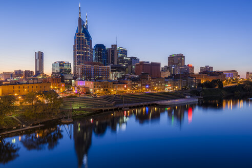 USA, Tennessee, Nashville and Cumberland river in the evening, blue hour - GIOF000077