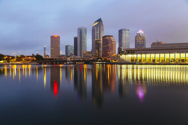 USA, Florida, Tampa, Downtown at night - GIOF000084