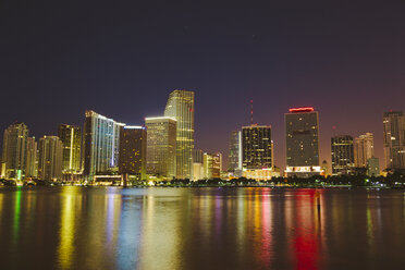 USA, Miami, Skyline bei Nacht - GIOF000086