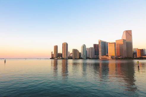 USA, Miami, Skyline bei Sonnenaufgang - GIOF000087