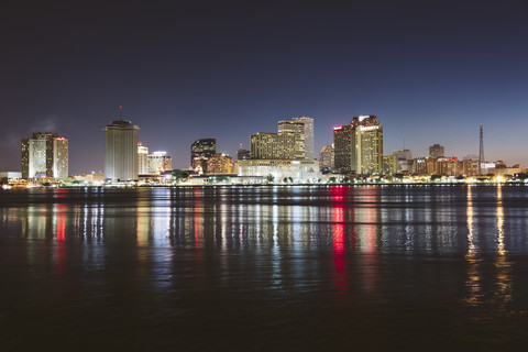 USA, New Orleans, Downtown spiegelt sich im Mississippi bei Nacht, lizenzfreies Stockfoto