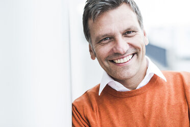 Businessman wearing orange sweater, portrait - UUF005241