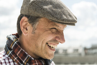 Älterer Mann mit Mütze, lächelnd, Porträt - UUF005262