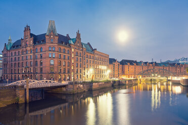 Germany, Hamburg, Speicherstadt at full moon - MSF004709