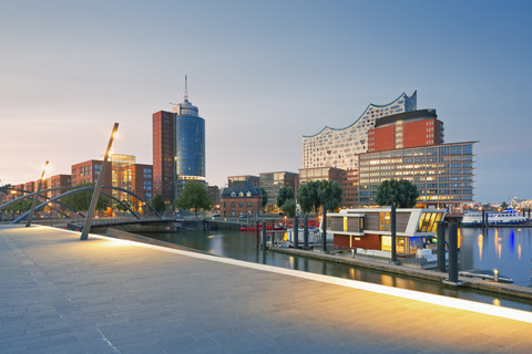 Deutschland, Hamburg, Elbphilharmonie in der Abenddämmerung, lizenzfreies Stockfoto