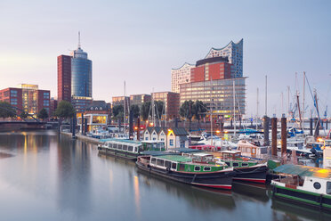 Deutschland, Hamburg, Elbphilharmonie und Hafen in der Abenddämmerung - MSF004714